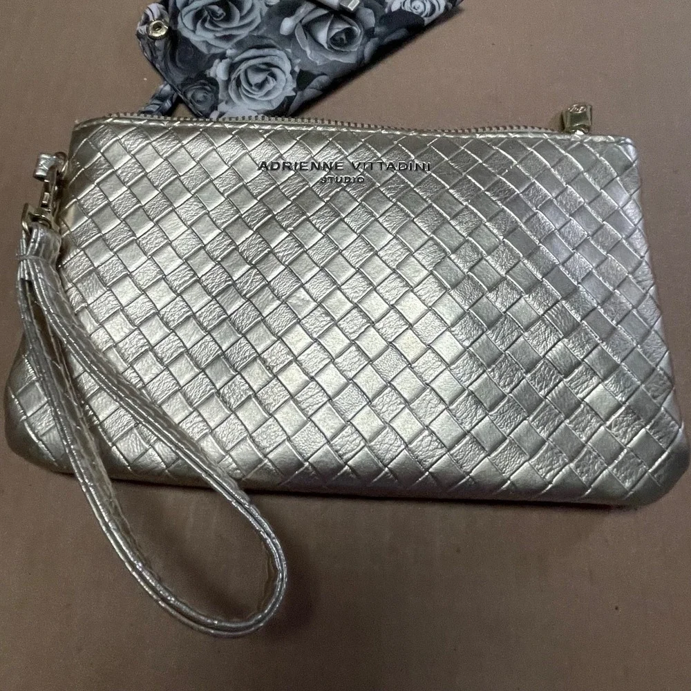 Adrienne Vittadini Phone Wallet Gold Embossed Faux Leather Zipper‎ W/Charger